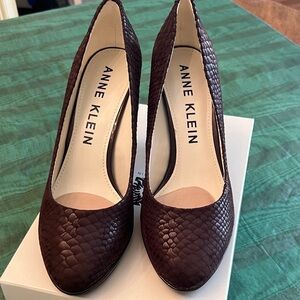 Anne Klein Brown Textured Pumps